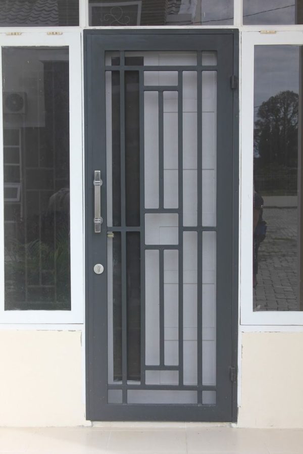 pintu besi
